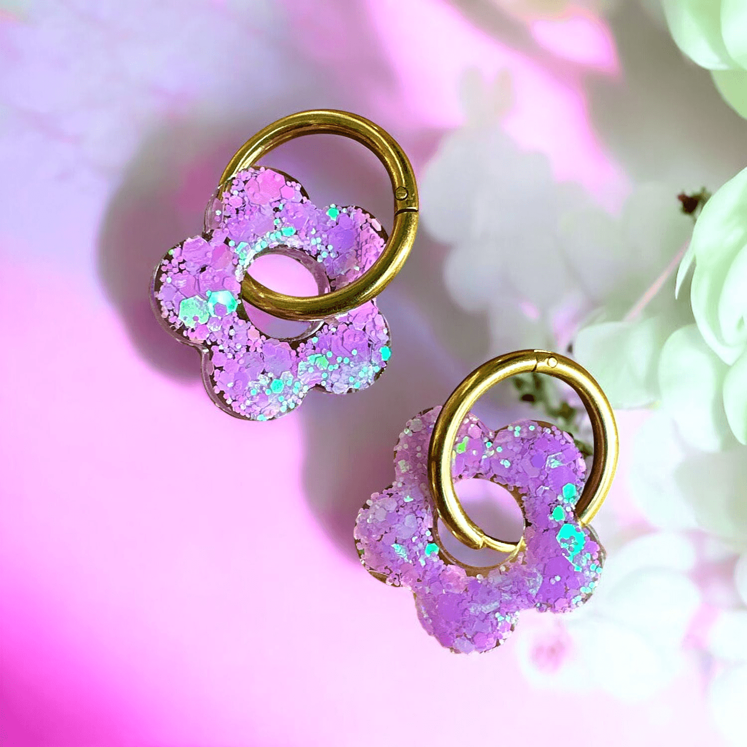 Boucles d’oreilles fleur paillette violet holographique