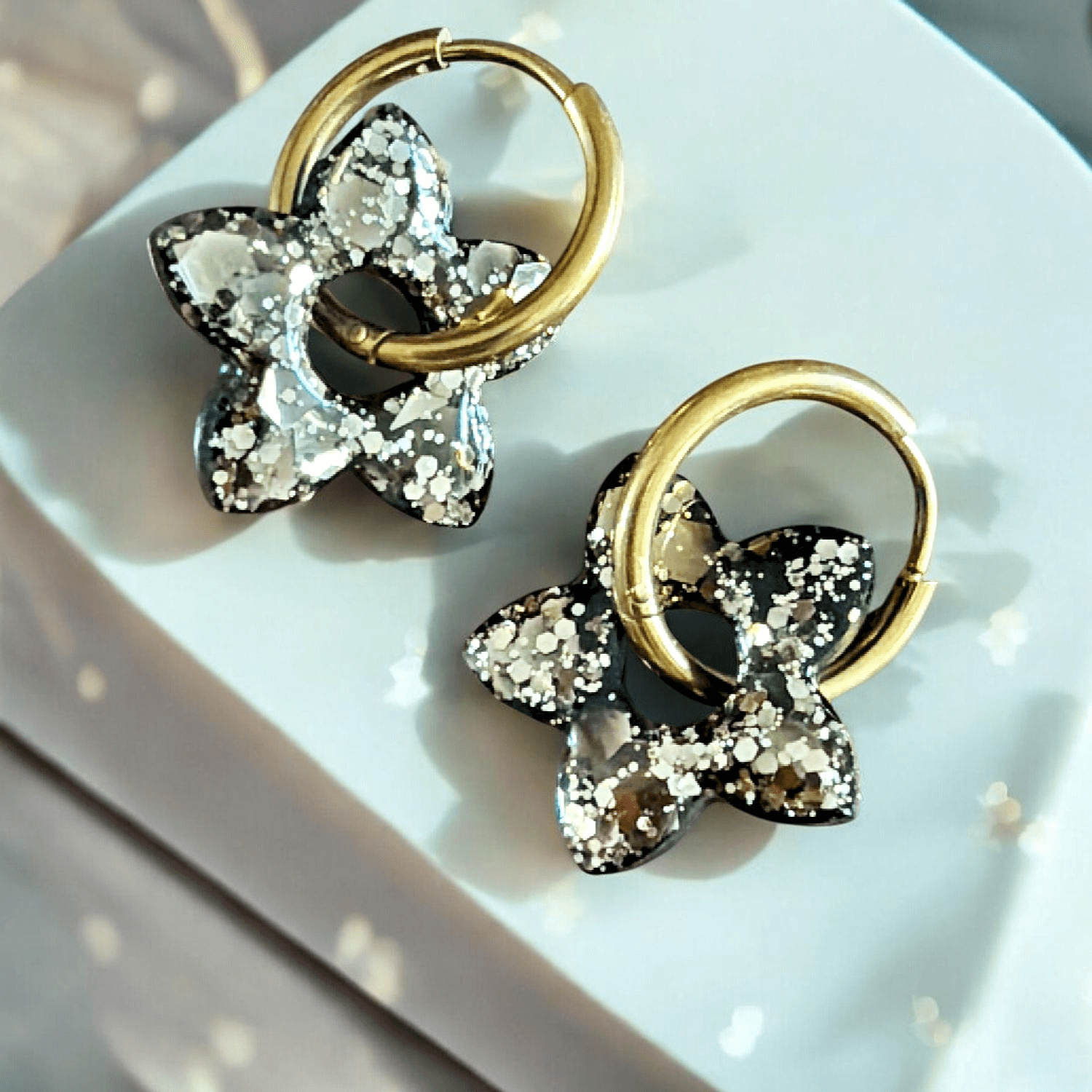 Boucles d'oreilles fleur tiaré noir mix paillette or
