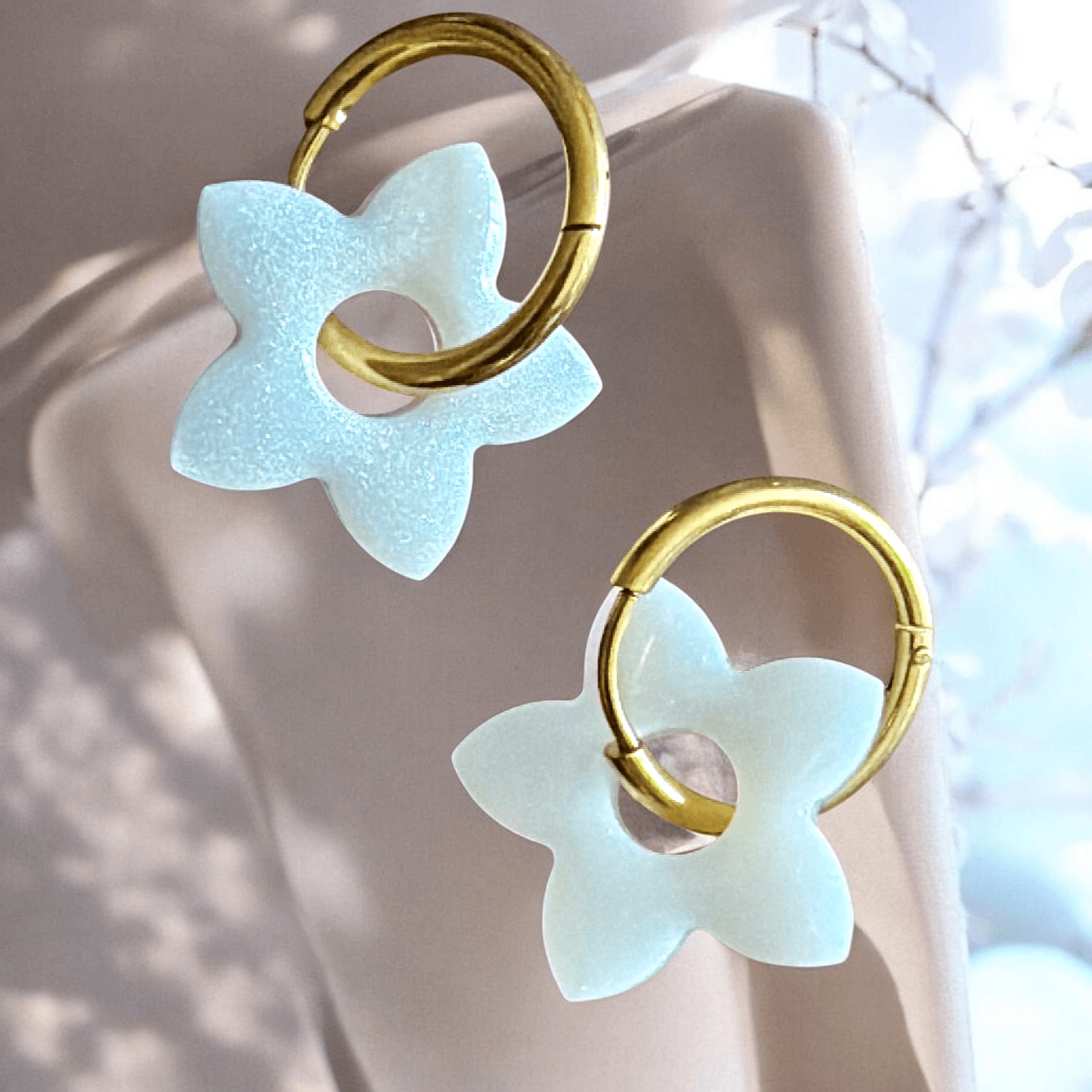 Boucles d'Oreilles Fleur de tiaré blanc nacré