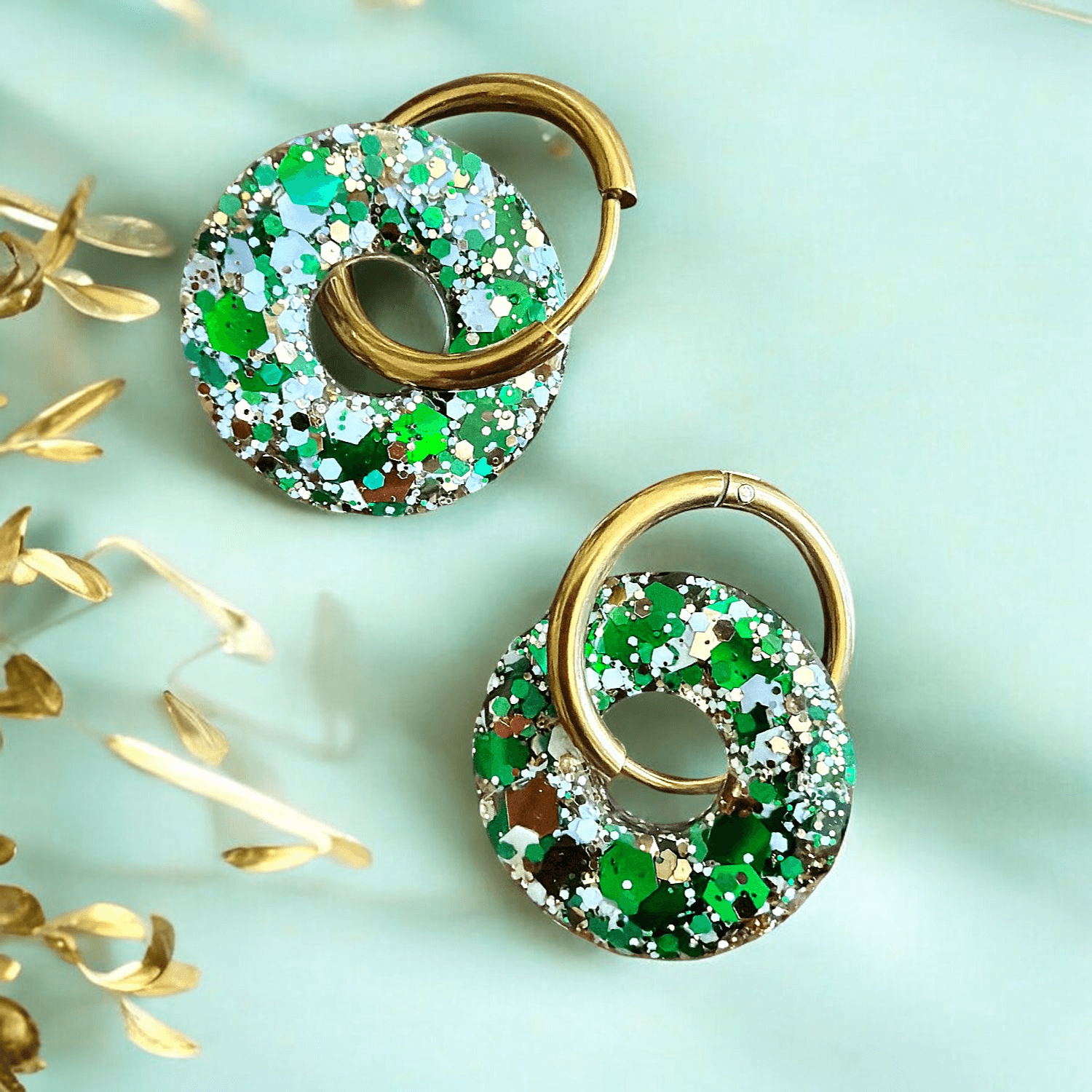Boucles d'Oreilles cercle paillettes vert blanc et or