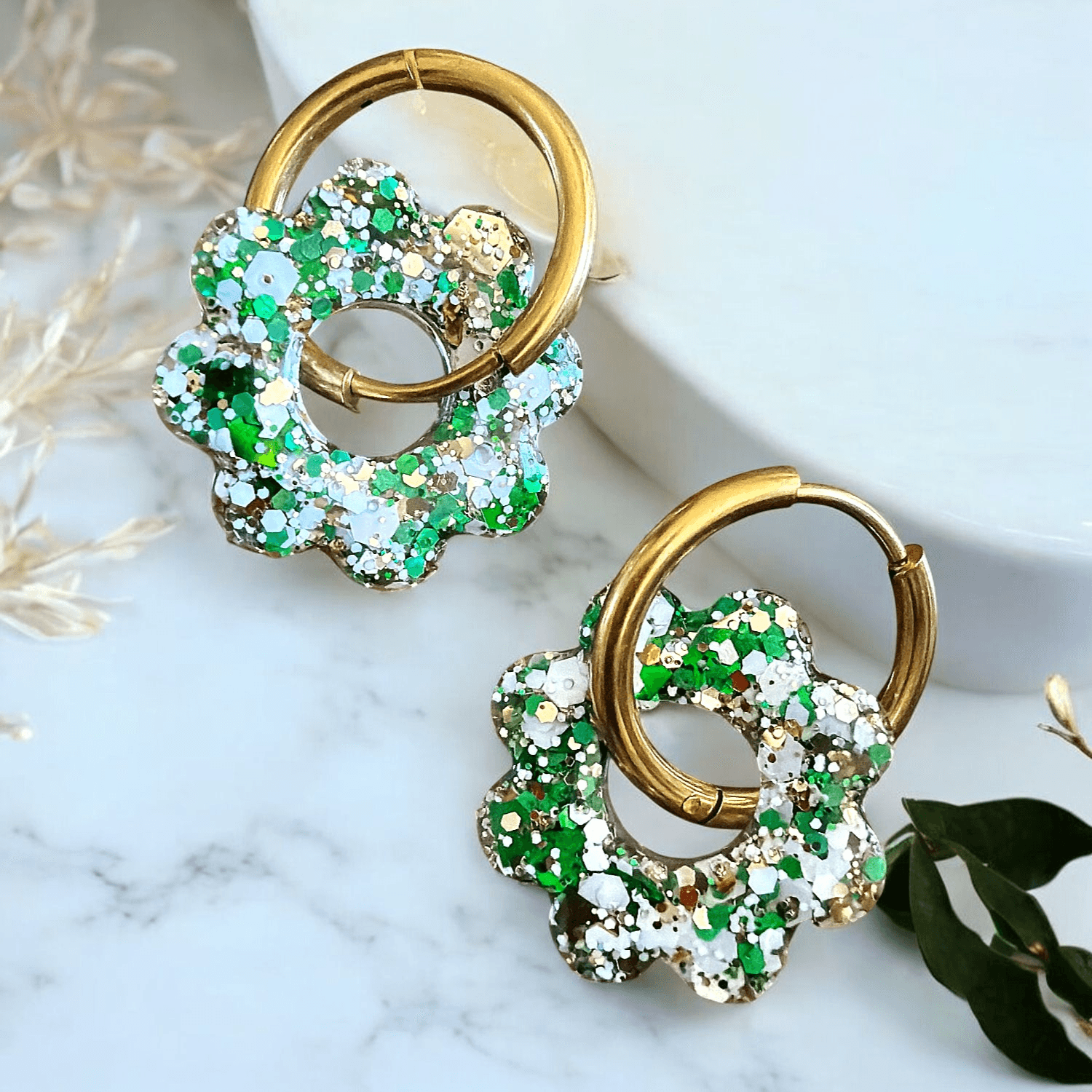 Boucles d'Oreilles soleil paillette vert blanc et or