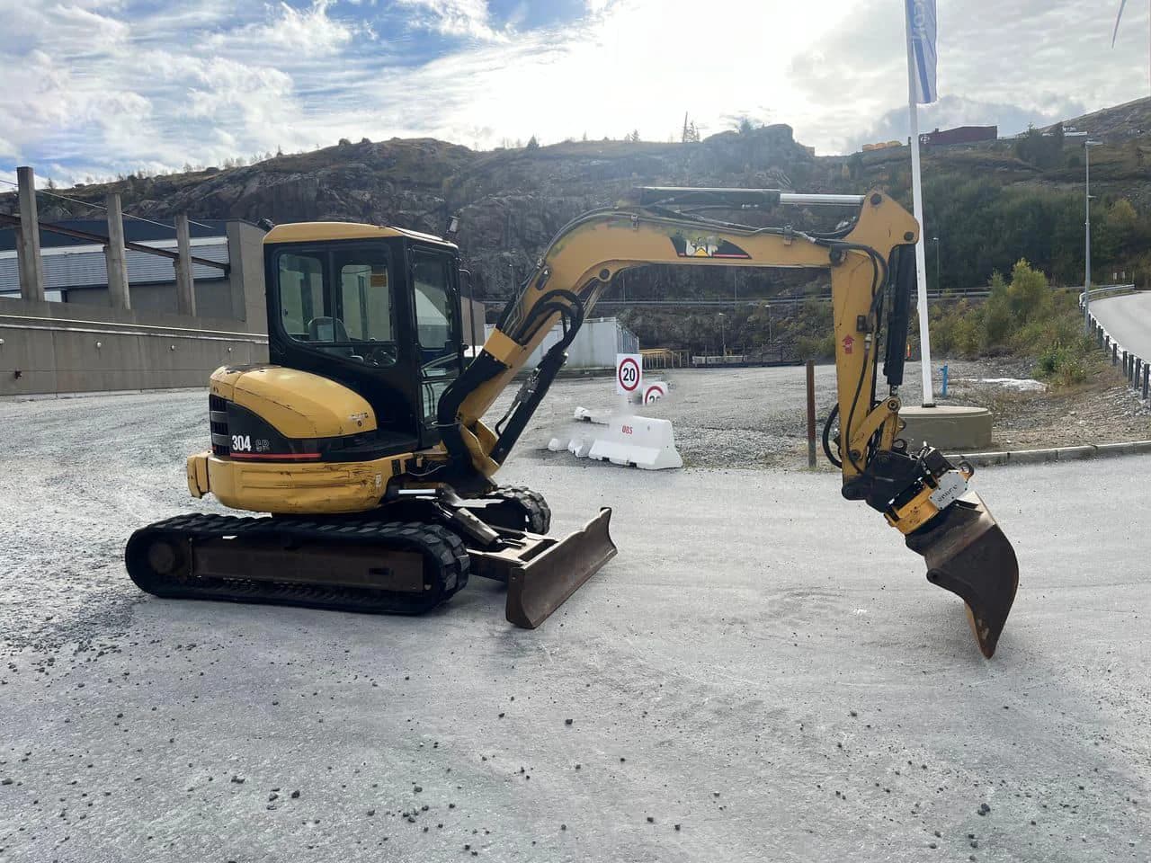 Pelle compacte Caterpillar 304 CR (2003) – Rototilt + 3 Godets inclus