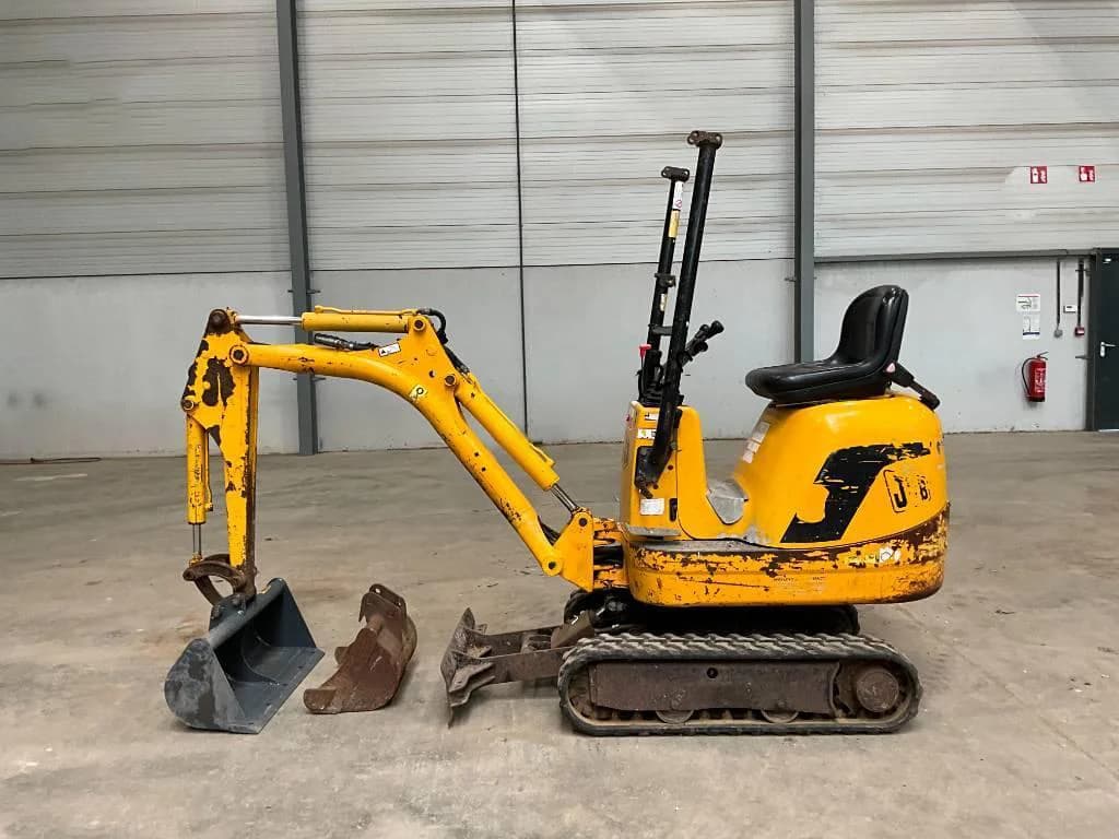 Pelle compacte JCB 8008 (2007) – 3 Godets inclus