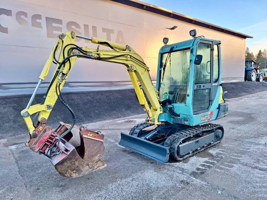Pelle compacte Yanmar B25V (2002) – 3 Godets inclus