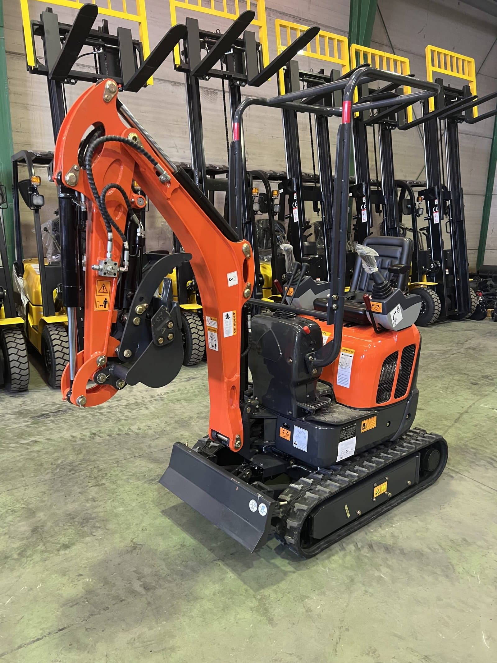 Pelle compacte 1 200 kg – Moteur Kubota 3 cylindres – Chenilles rétractables 74 cm