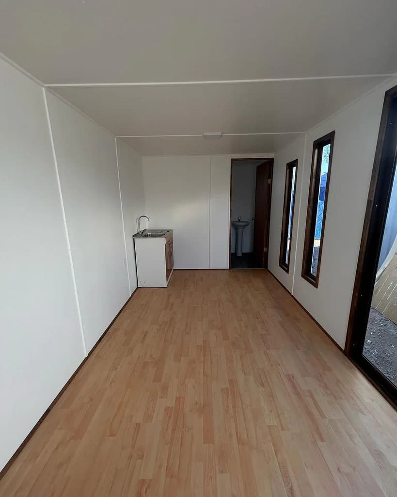 Kontener biurowy 6 × 2,42 m – 15 m²