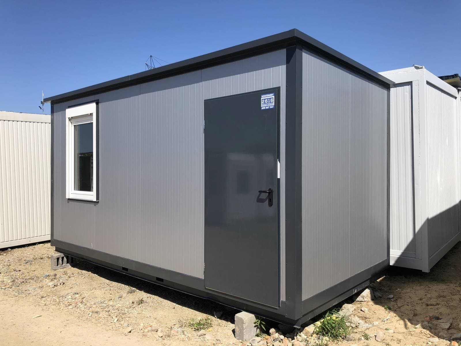 Nowy kontener biurowy 2,5 × 4 m – na zamówienie