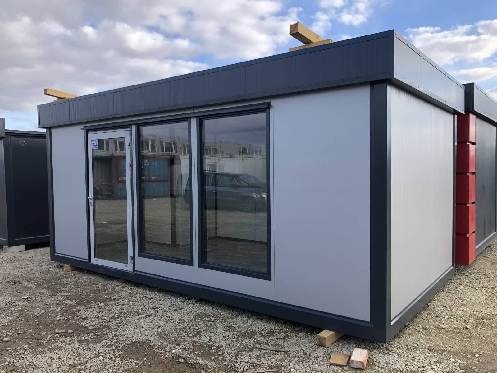 Nowy pawilon biurowy 3 × 6 m z toaletą – na zamówienie