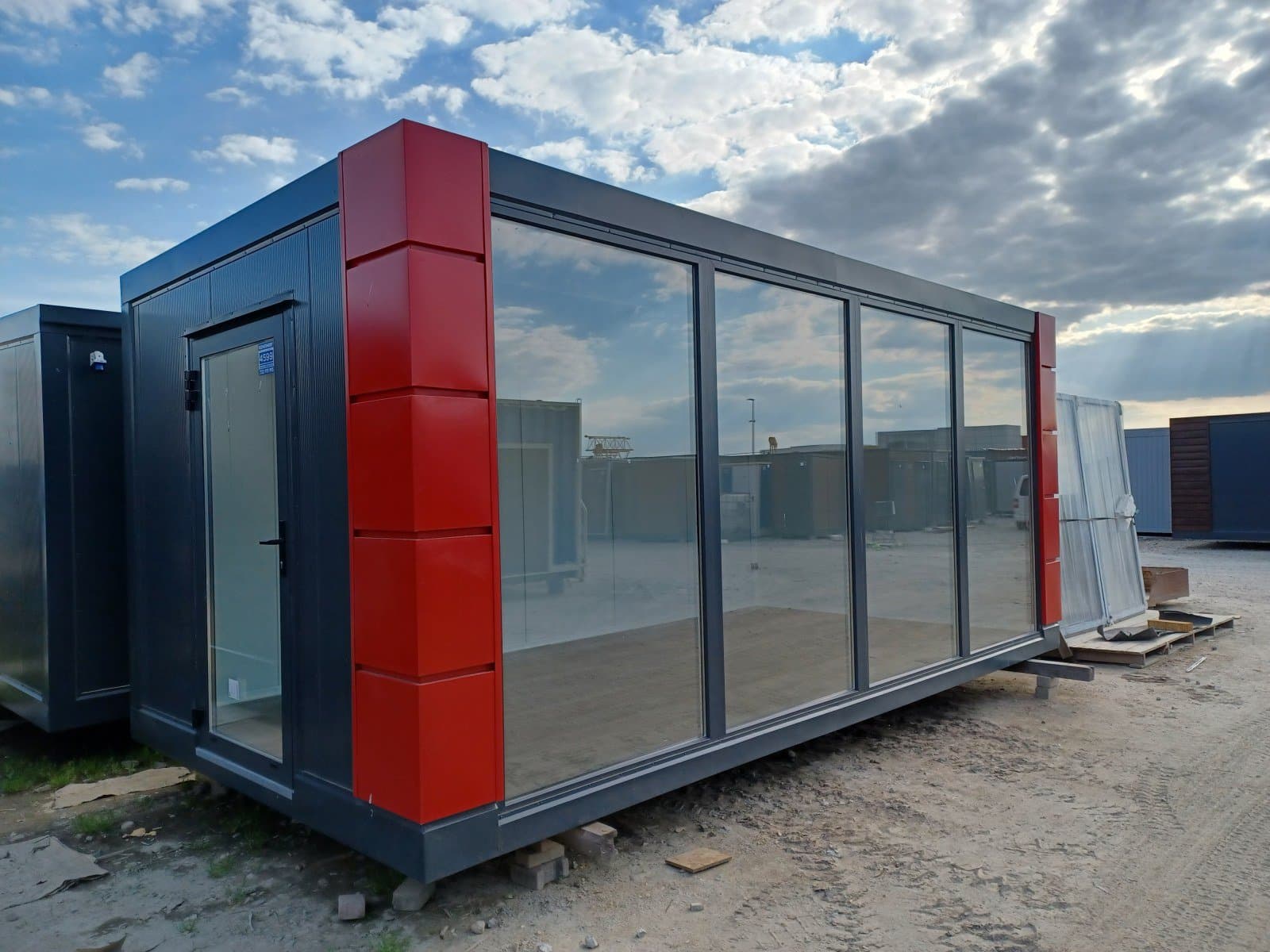Przeszklony pawilon handlowy antracyt z czerwonymi kasetonami 3 × 6 m