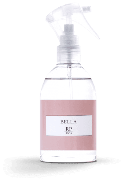 Bella - Spray Textile Parfumé Signature 250ml, Fabriqué en France, Fragrance Envoûtante et Douce pour l’Intérieur