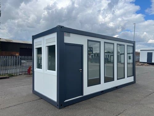 Secretária portátil com janelas grandes