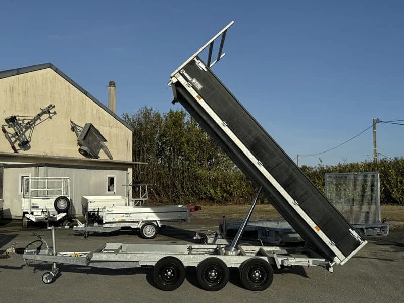 Três reboques basculantes 3×1800 kg 3,5 t