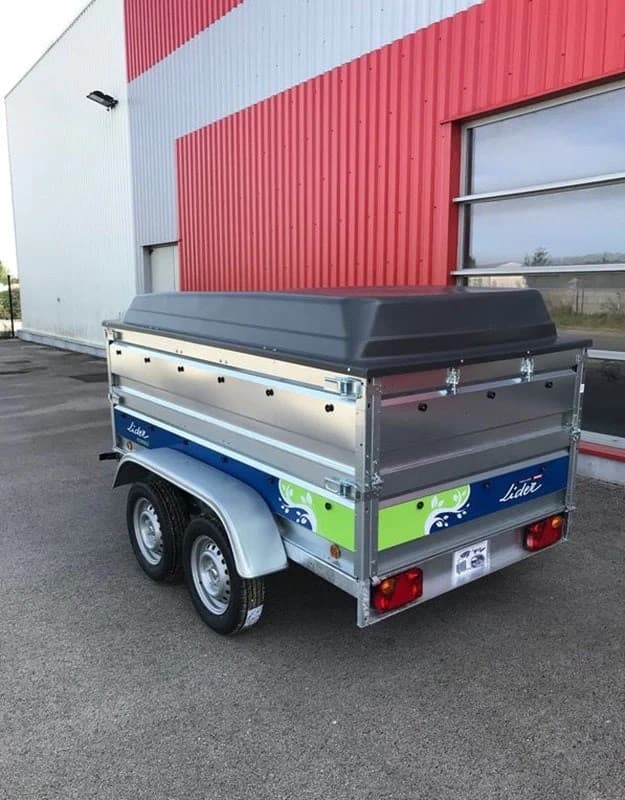 Reboque Lider Florence de 750 kg com cobertura e laterais duplas.