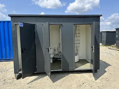Contentor Sanitário com 3 Cabines Independentes para Obras e Eventos