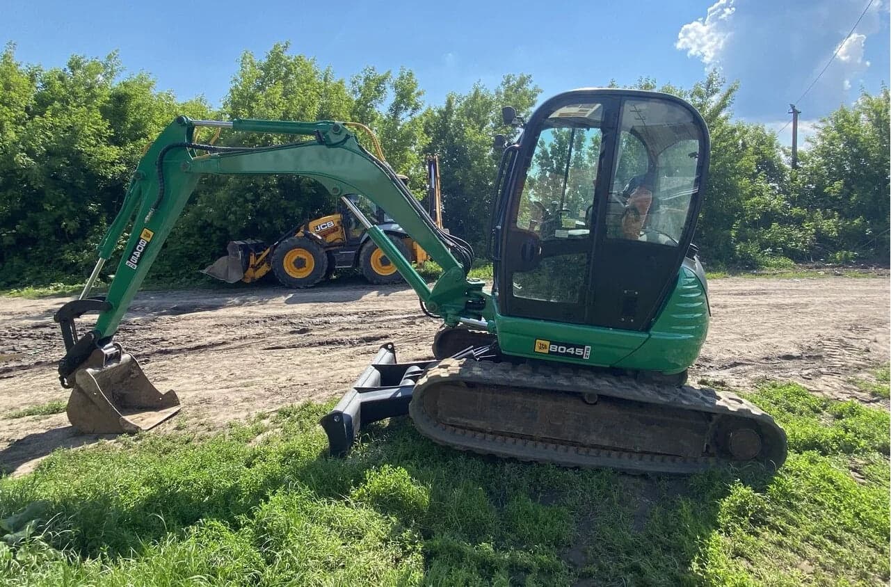 Miniescavadora JCB 8045 STS (4,75 T) + 3 Baldes de Escavação