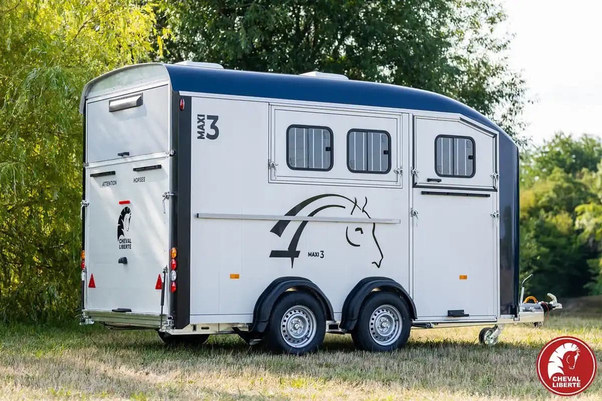 Reboque Van Premium Cheval Liberté para 3 Cavalos com Guadarnês