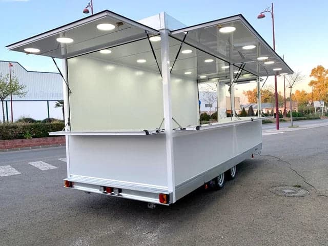Reboque Comercial Multifuncional para Mercados e Festivais com LED