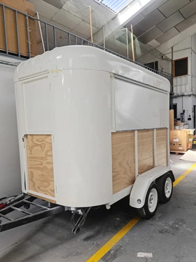 Reboque Food Truck Cafetaria e Hambúrgueres Eixo Duplo
