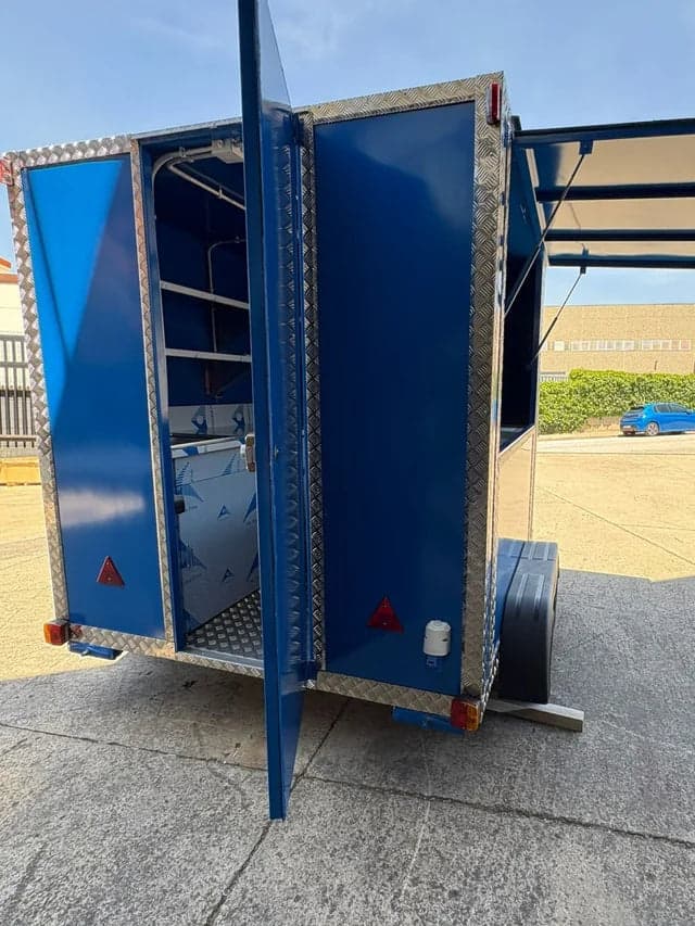 Reboque Food Truck Azul Brilhante Eixo Duplo com Alumínio Diamantado