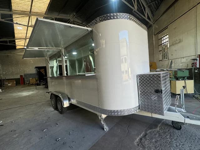 Reboque Food Truck Profissional com Sistema de Exaustão e Lava-Loiça