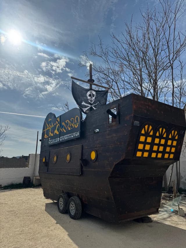 Reboque Food Truck Temático Barco Pirata com Grelhador a Carvão e Balcão Duplo