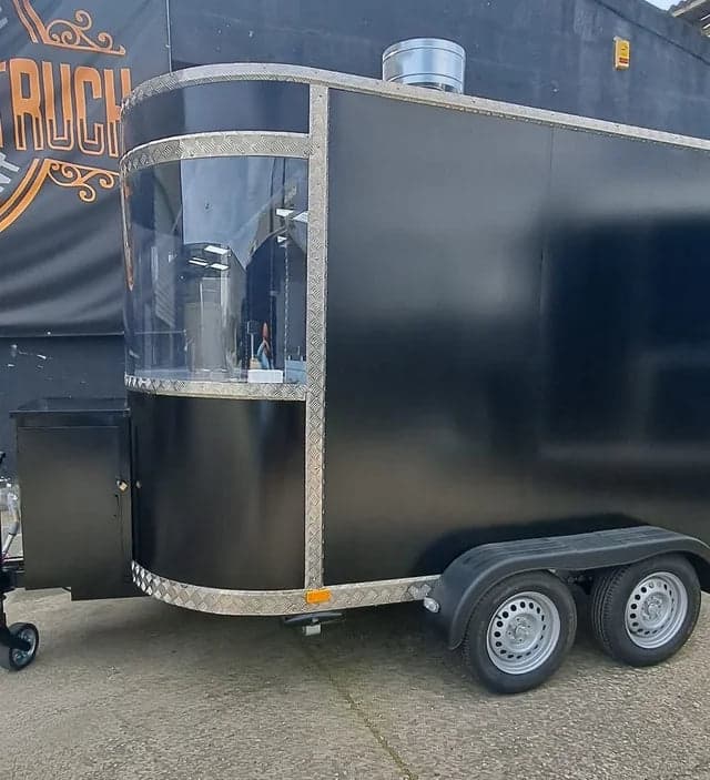 Reboque Food Truck Moderno Preto com Cozinha Equipada e Exaustor