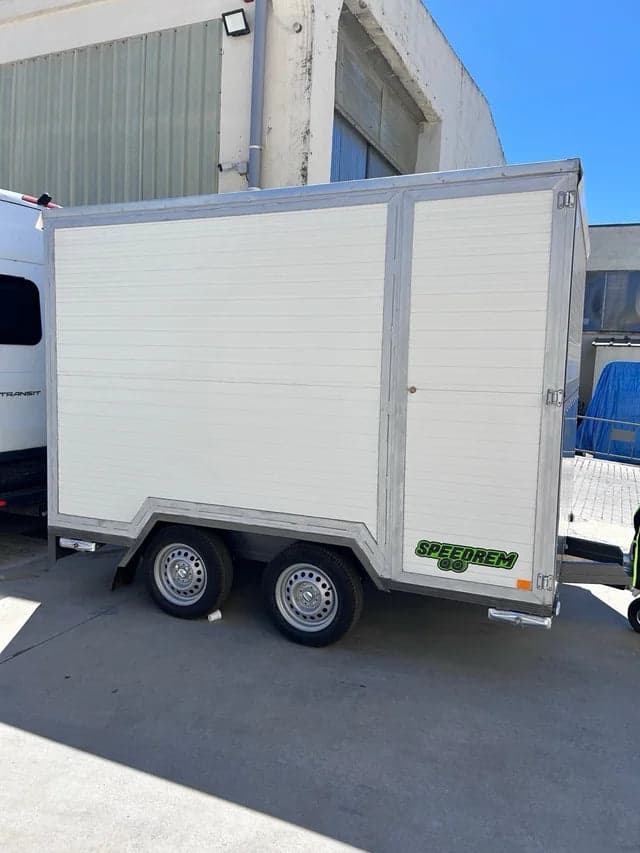 Reboque Loja Ambulante Multiusos com Balcões de Atendimento