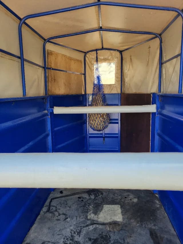 Reboque Van para 1 Cavalo e Meio com Toldo Superior e Eixos Knott