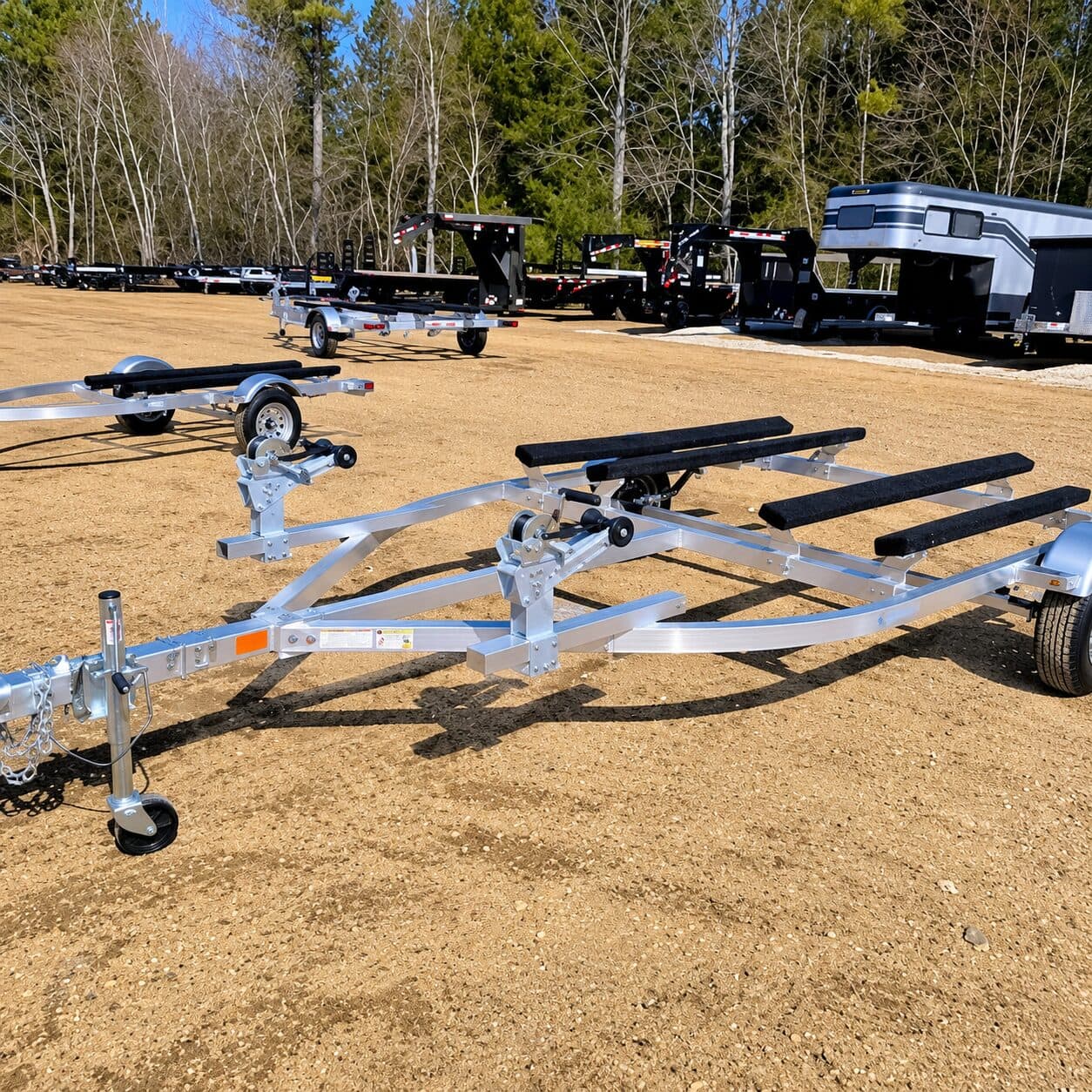 Shore Haven Aluminium-Anhänger für 2 Wassermotorräder / Jetskis mit teppichbezogenen Bunks (Modell 2025)