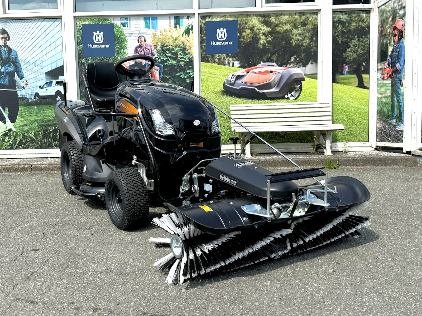 Black Edition Pro 227/102 Twin H 4WD - Made by Stiga inkl. TK520 Kehrmaschine