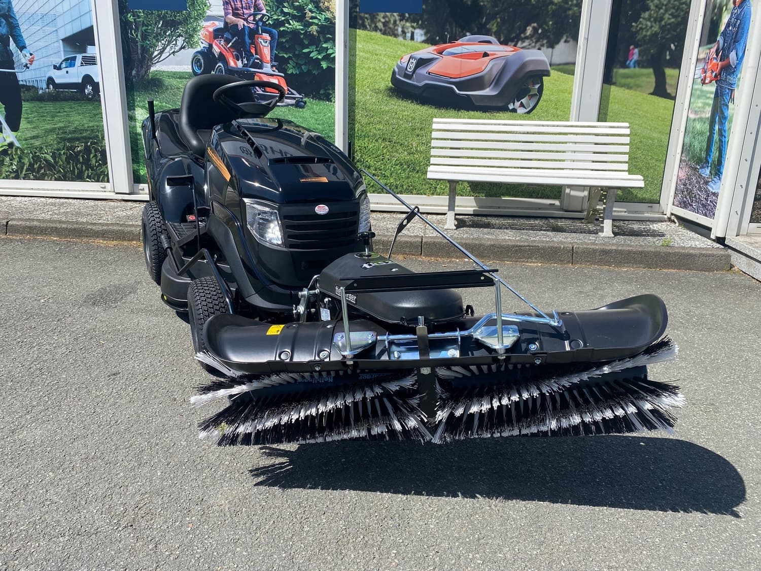 Black Edition Rasentraktor Pro 225/92 Twin H mit Kehrmaschine