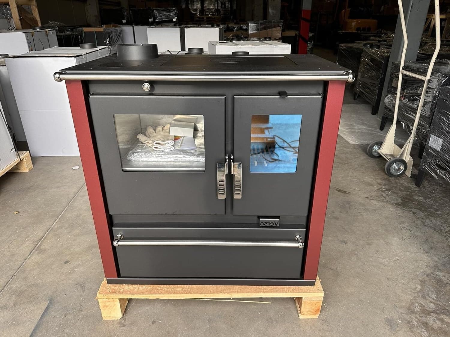 Verso CS Plus Inox Kaminofen – 7,7 kW – Küchenherd mit Backfach – Bordeaux Rot – Energieeffizienzklasse A+ – Hoher Wirkungsgrad – Autarkes Heizen & Ko