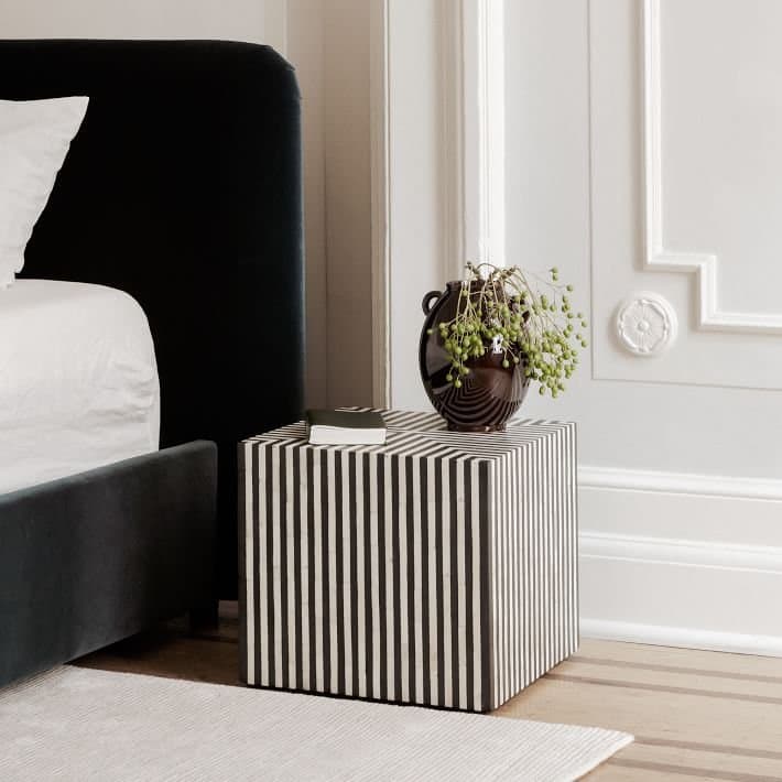 طاولة جانبية بتصميم بسيط