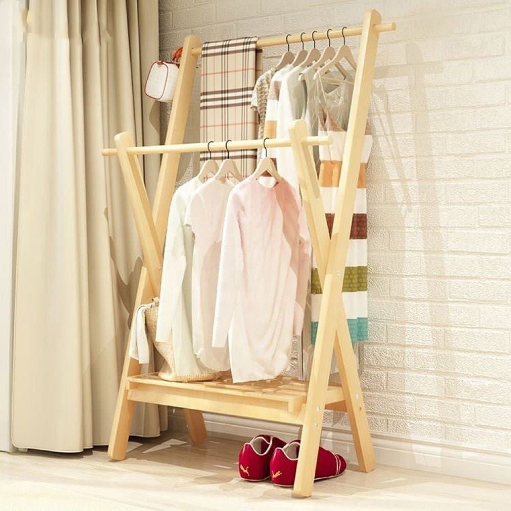 علاقة ملابس من هيكل خشبي بتفاصيل راقية