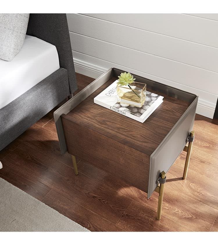 طاولة جانبية بنيّة مميزة