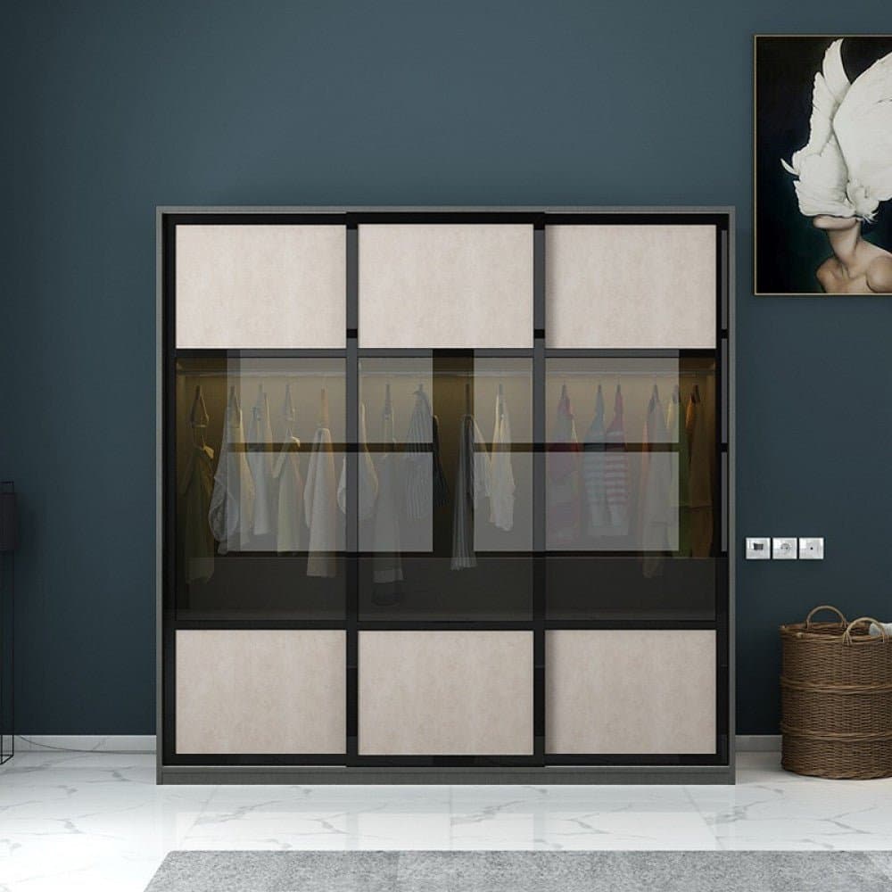 خزانة ملابس بأبواب زجاجية