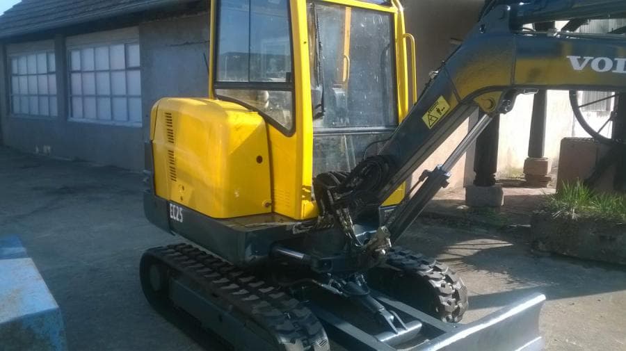 VOLVO EC 25