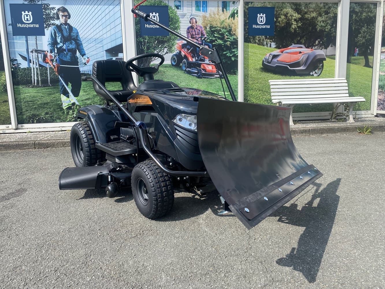 BLACK EDITION Rasentraktor PRO 228/108 Twin HS mit Winterpaket 120 Plus