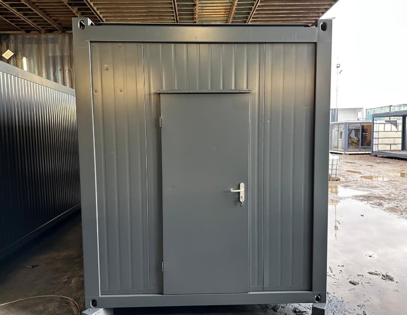 Conteneur Sanitaire Équipé – 2 WC, 1 Urinoir et 2 Lavabos – Module 6,06 × 2,44 m