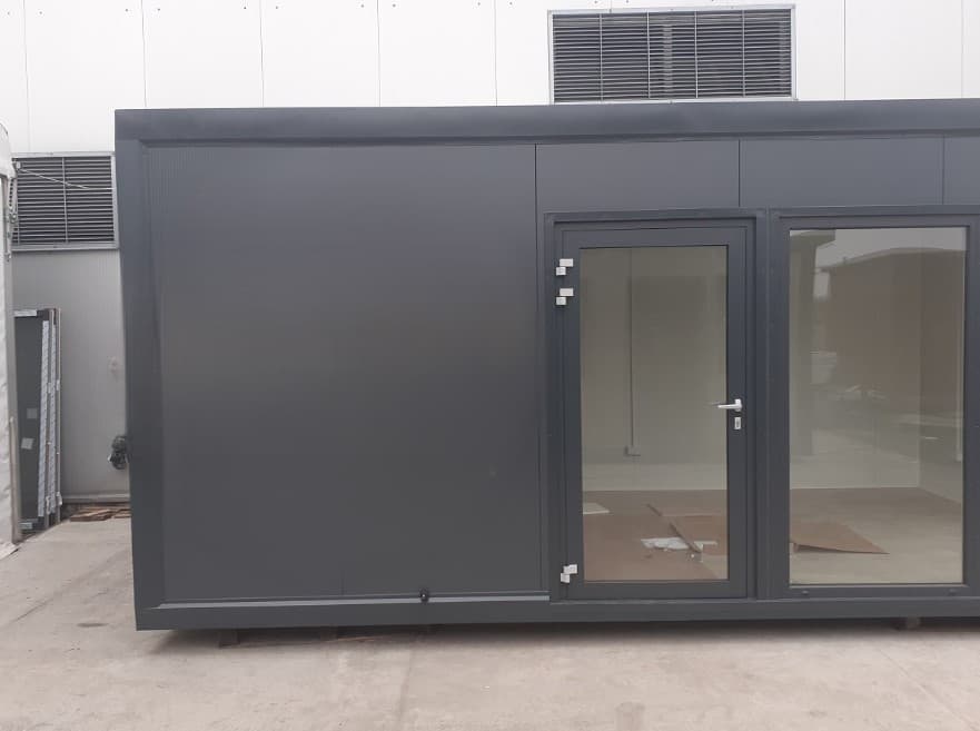 Conteneur de Bureau 18 m² avec WC et Kitchenette – Module Isolé Toutes Saisons