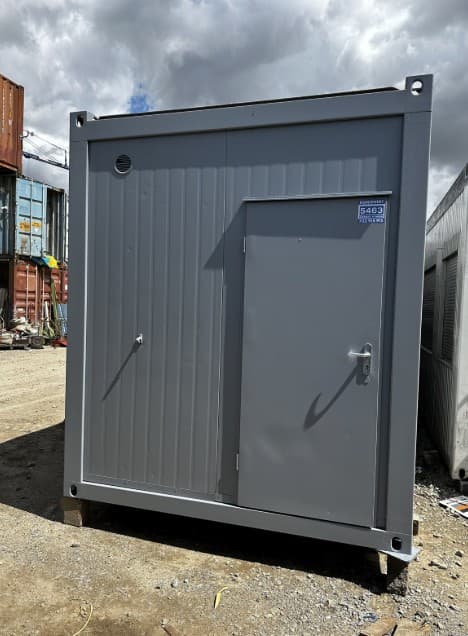 Conteneur Sanitaire 6,06 × 2,44 m – 2 Douches, 2 WC, 2 Urinoirs, 5 Lavabos