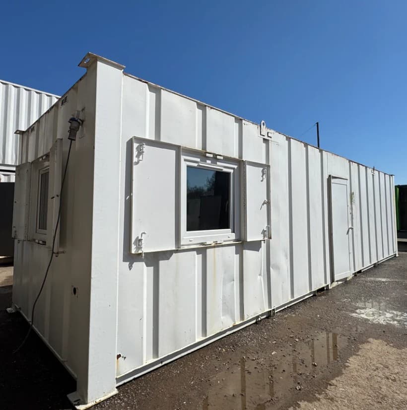 Cantine ou Bureau de Chantier Sécurisé 32 × 10 Pieds – Conteneur Anti-Vandalisme
