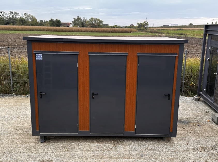 Conteneur Sanitaire Triple 3,76 × 1,76 m – 3 Cabines WC avec Urinoir
