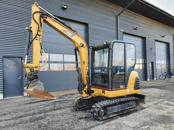 CATERPILLAR 302.5 + TARIERE HYDRAULIQUE et 3 GODETS