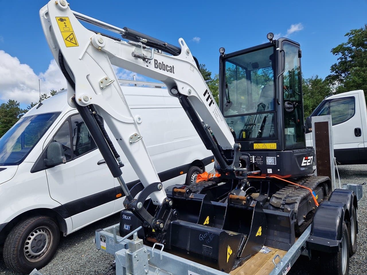 BOBCAT E27Z + REMORQUE + 3 GODETS + MARTEAU BRH