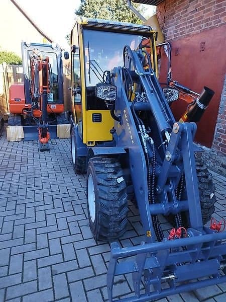 Hoflader / Radlader Eurotrac W 12 S mit Industriebereifung / Laderbreite bei dem Sondermodel nur 110 cm.