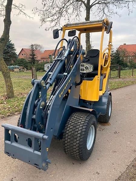 Hoflader Eurotrac W11 mit Rasenbereifung / Schutzdach