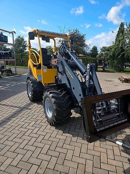 Eurotrac W12 mit Schutzdach – Komplettpaket inkl. Schaufel, Palettengabel, Euroaufnahme & Unterflurgewicht