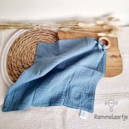 Doudou plat avec anneau en bois (bleu)
