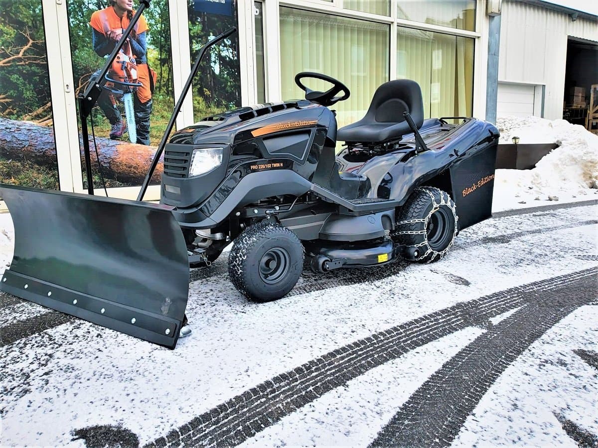 Rasenmähertraktor Black Edition Pro 226/102 Twin H mit Winterpaket 120 Plus